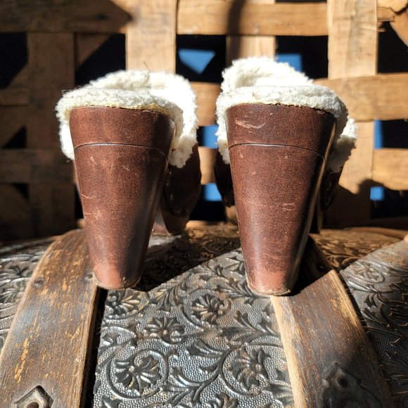 Pair of Women's Rocket Dog Brown Suede Clogs Size 8.5 - Picture 4 of 7